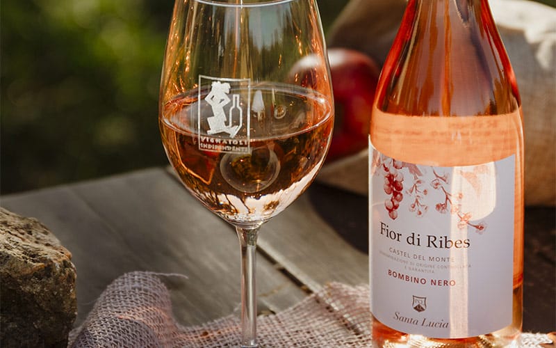 bottiglia di vino rosato fior di ribes