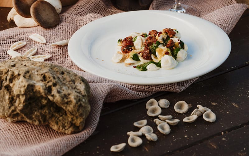 tavola con piatto di orecchiette