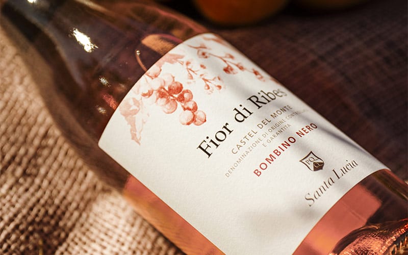 bottiglia di vino rosato fior di ribes